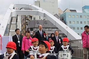 アソカ北幼稚園鼓笛隊先導でアルバカーキ橋を渡る両市長（於：佐世保公園）