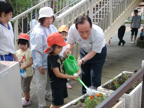 市長と園児で水やりをしている写真