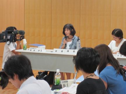 豊島会長が会議を進行されています