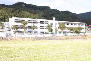 吉井中学校の外観写真