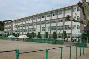 日宇中学校の外観写真