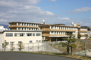 崎辺中学校の外観写真
