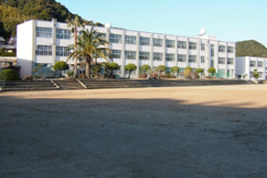 東明中学校の外観写真