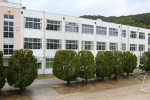 三川内中学校の外観写真