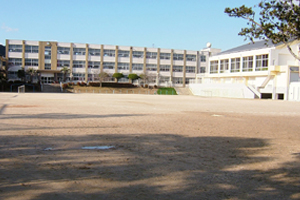 宮小学校の外観写真