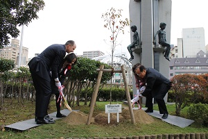 佐世保市の市木・ハナミズキを植樹する両市長夫妻（於：佐世保公園）