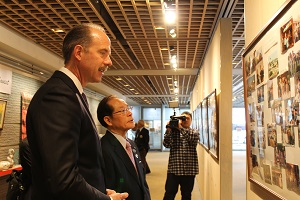 佐世保・アルバカーキ姉妹都市協会との共同事業「アルバカーキ市交流展」を視察する両市長