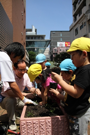 市長と園児の植付状況写真