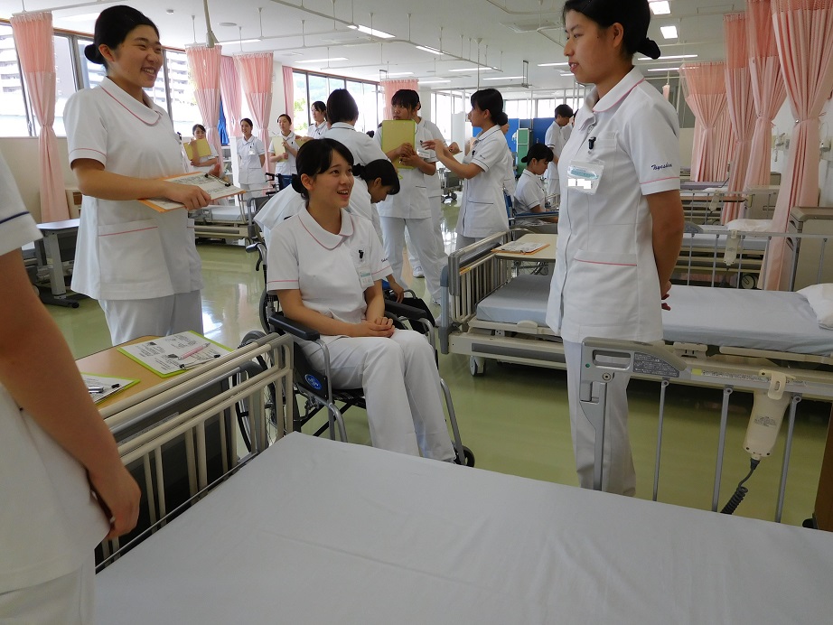 女子学生が車椅子の移乗介助の様子