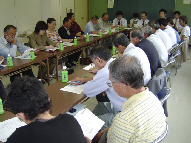 策定委員会の様子（全体写真1枚目）