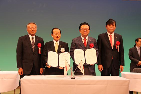 左から 長野孝道佐世保市議会議長、朝長則男佐世保市長、李麟載(イ インゼ)坡州市長、朴賛一(パク チャンイル)坡州市議会議長