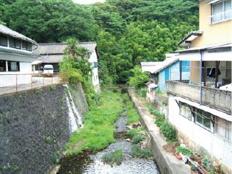 住宅地を流れる川の写真