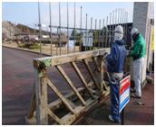 中門の塗装の様子