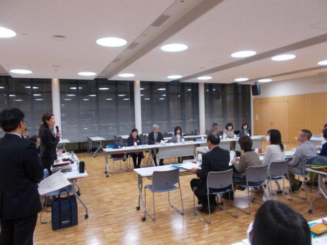 発言する参加者(1枚目)