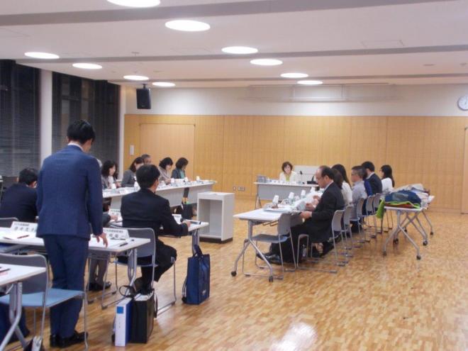 発言する参加者(2枚目)