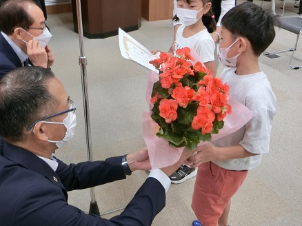 記念品贈呈の様子の写真