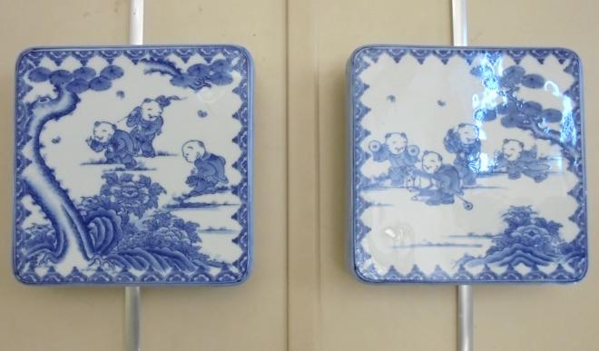 伝統ある唐子模様の「三川内焼」が、ホール入口のドアノブにも使われています