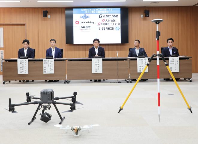 ドローンとアンテナ