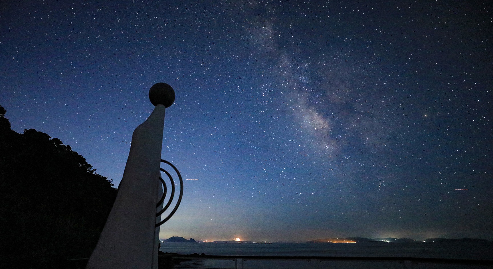 本土最西端モニュメントと天の川（PC）