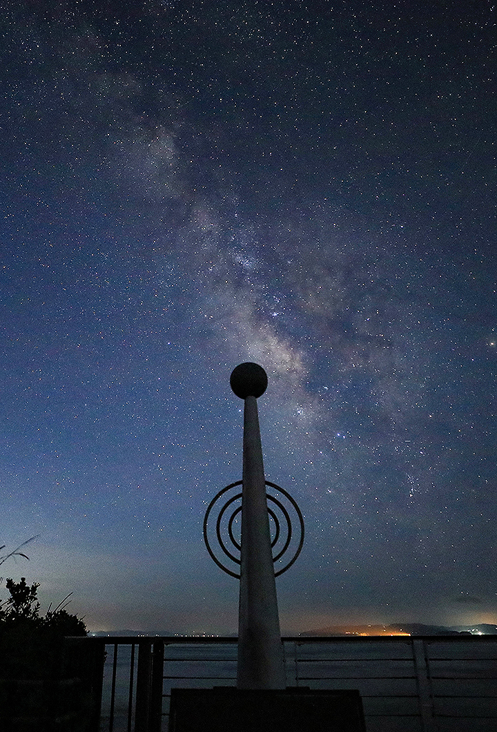 本土最西端モニュメントと天の川（SP）