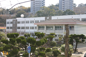 愛宕中学校の外観写真