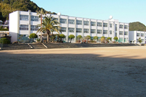 東明中学校の外観写真