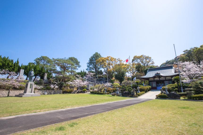 東山海軍墓地