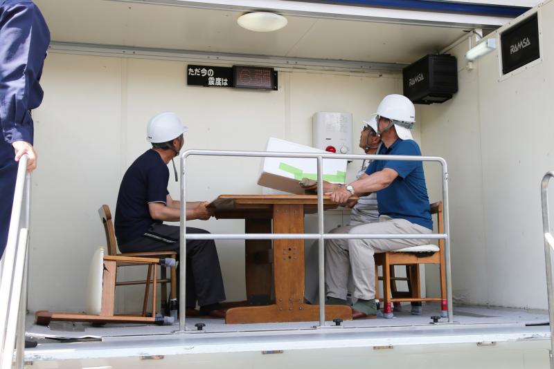防災訓練（地震体験車による地震体験）