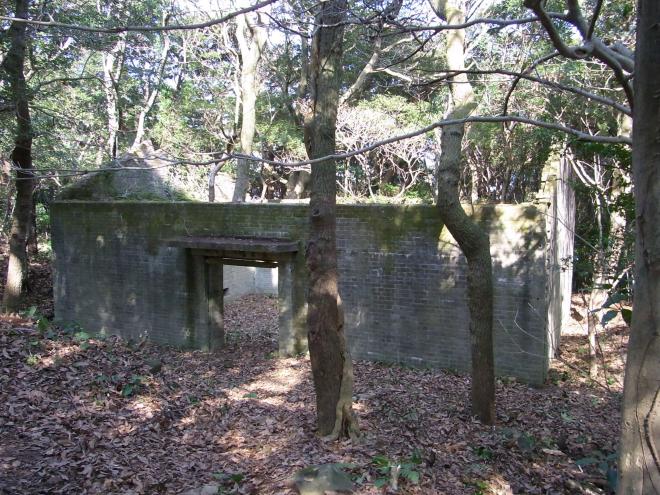 田島岳高射砲台弾薬庫跡