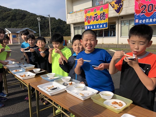 食べる子供たち