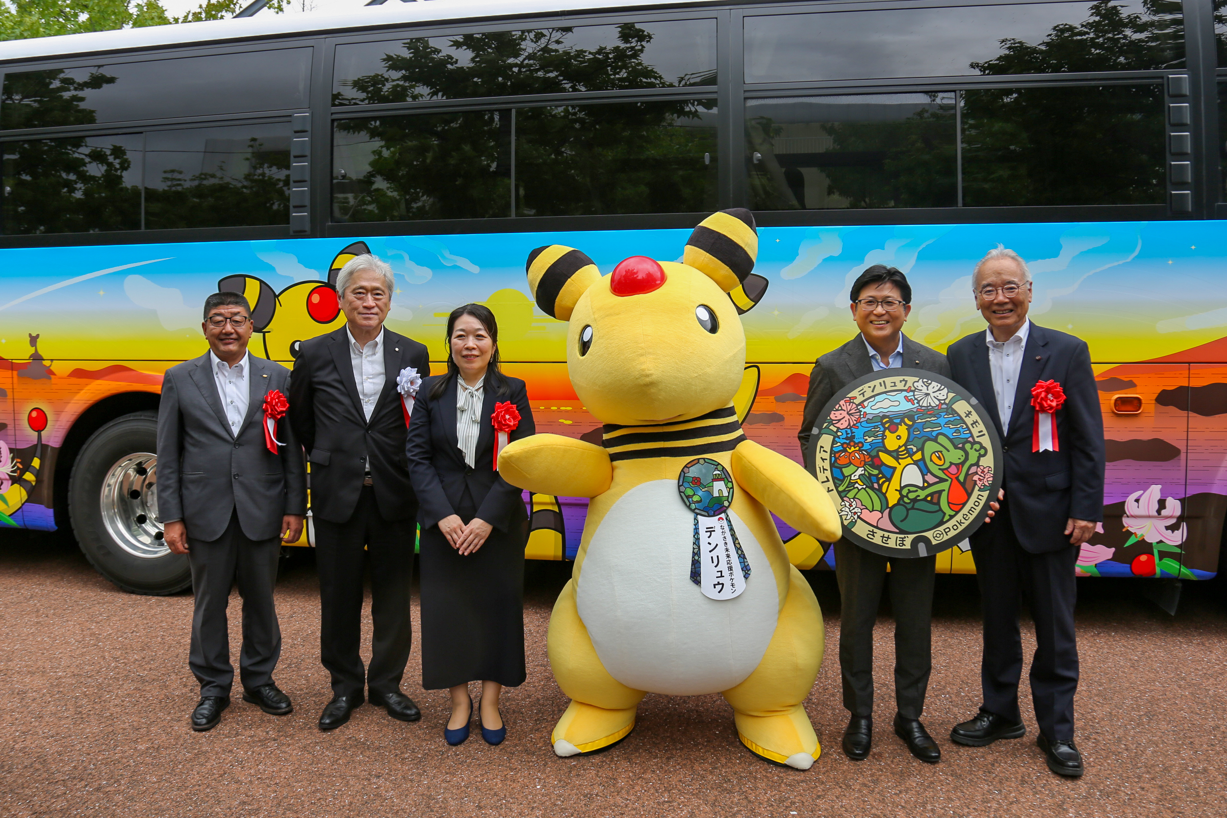 ラッピングバス前の集合写真