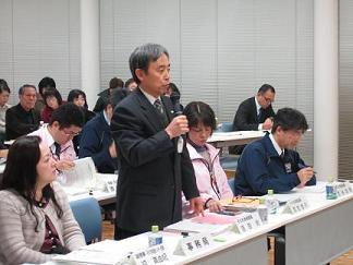 蓮田子ども未来部長が委員の皆様に挨拶しています