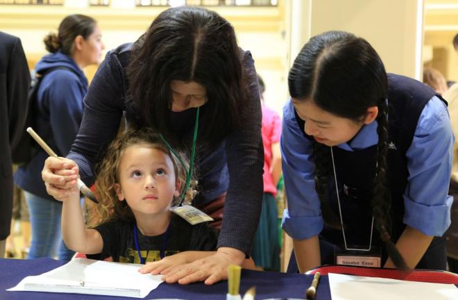 市民による書道ブースの様子