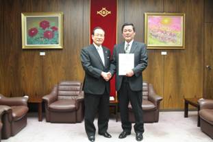 市長と吉井地区自治協議会設立準備会会長の写真です