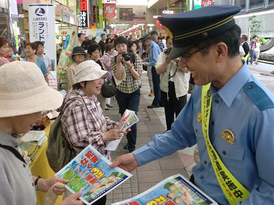 市民一人ひとりに声をかける佐世保署長