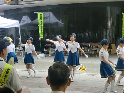 キャンペーンを盛り上げた県警音楽隊カラーガード隊