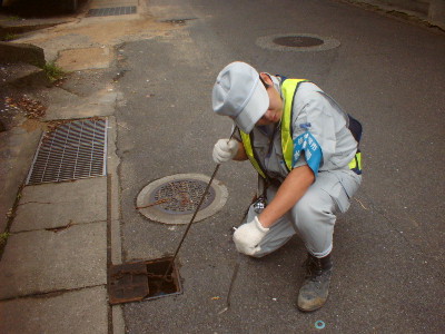 音聴棒による調査の写真