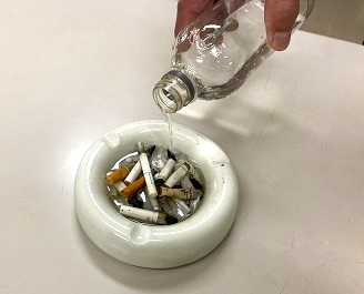 たばこ水をかける