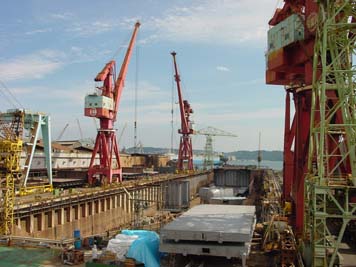 250tクレーンや赤レンガ建造物を含むSSK造船所の写真