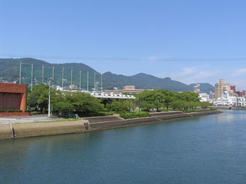 佐世保公園と佐世保川の水辺の写真