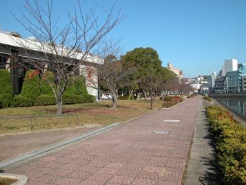 佐世保公園と佐世保川の水辺の写真