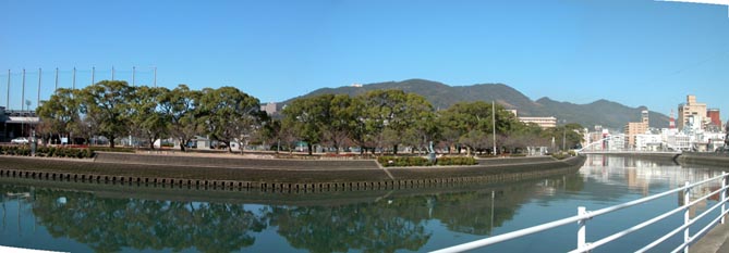 佐世保公園と佐世保川の水辺の写真